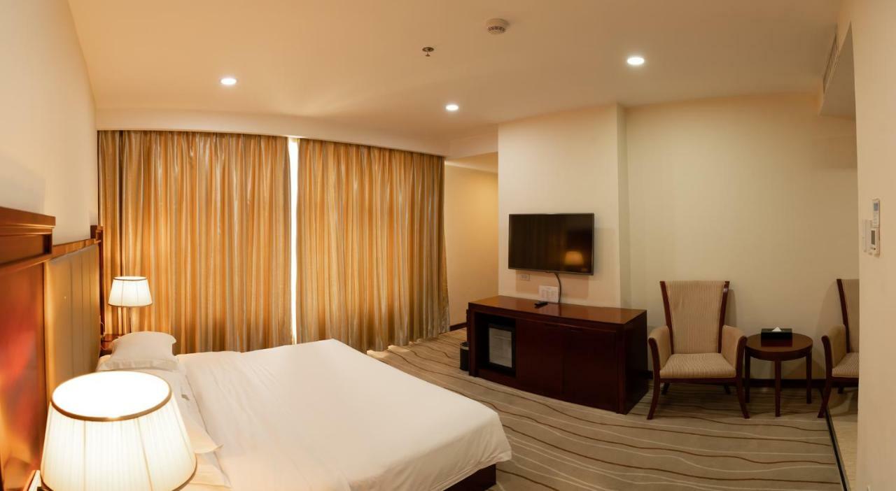 Swiss-Belhotel Blulane Manila Bagian luar foto